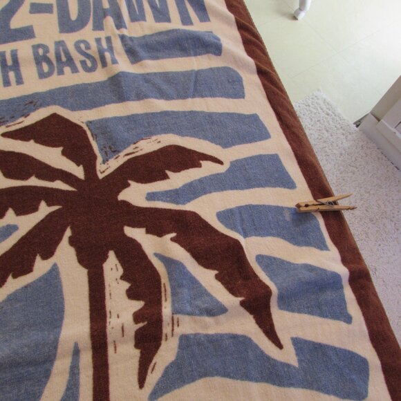 American Eagle "Dusk to Dawn" Beach Bash Towel 59"x28.5" - Picture 10 of 13